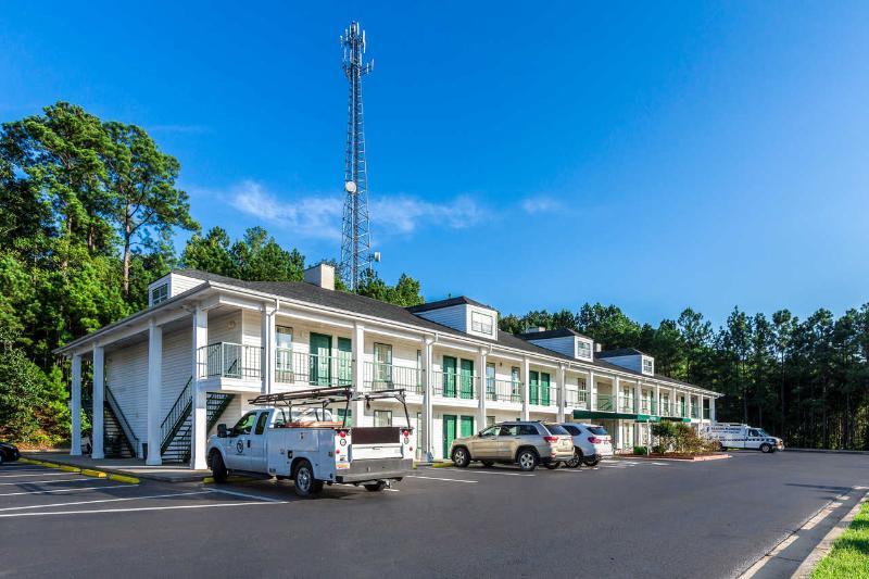 Quality Inn & Suites Near Lake Oconee Turnwold Exterior photo