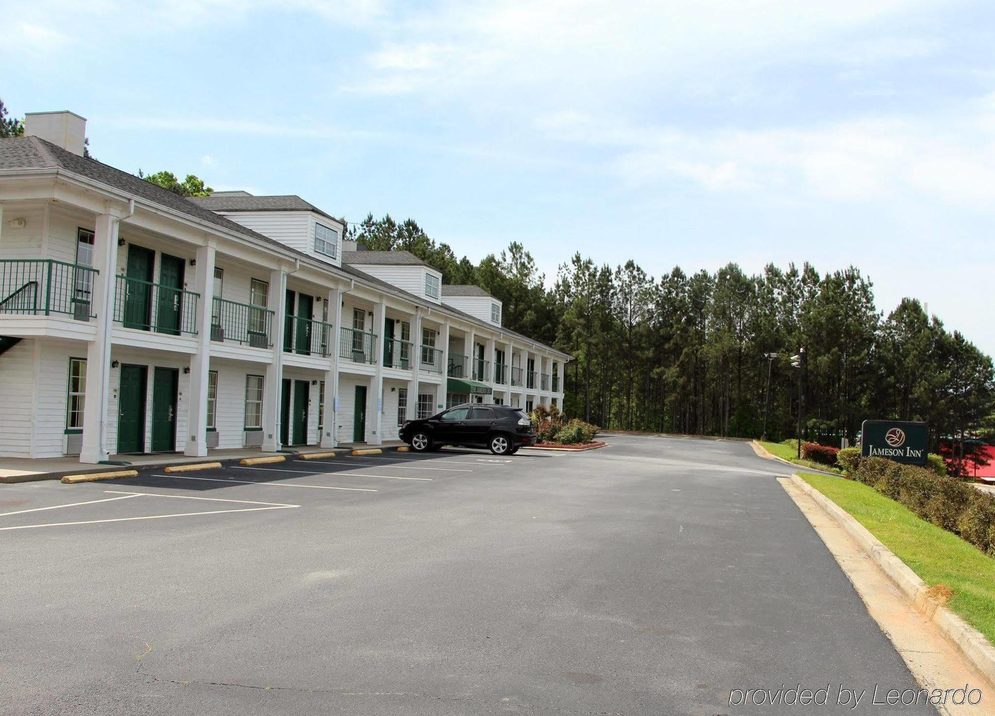 Quality Inn & Suites Near Lake Oconee Turnwold Exterior photo